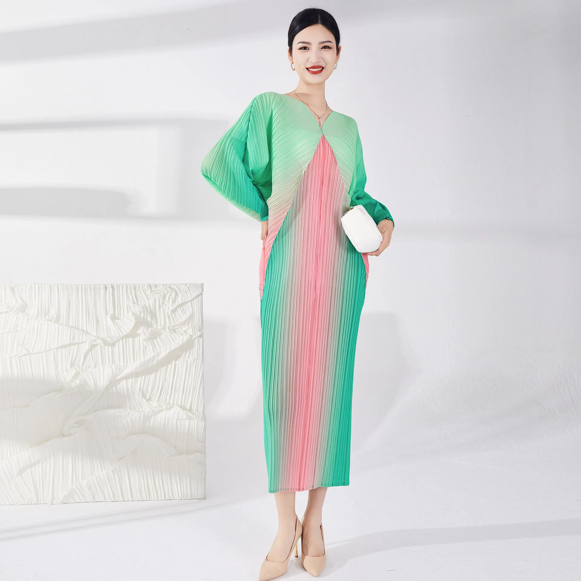 

Miyake Pleated Bat Sleeve Dress Fashion Gradient Temperament Loose Women's 100 kg Color Matching Fishtail Dresses Can Be Worn.