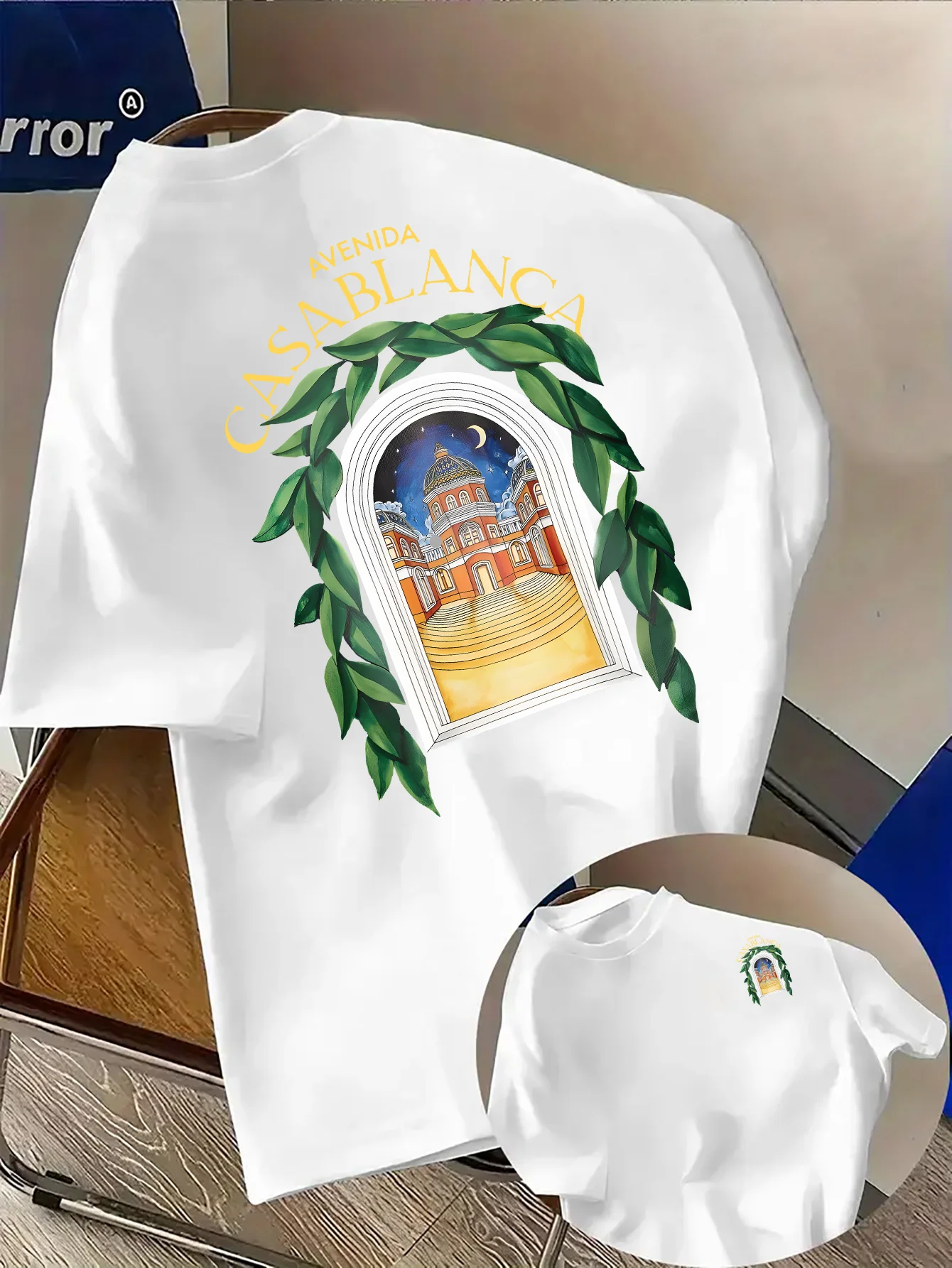 Modisches T-Shirt im nordafrikanischen Stil mit einem grünen Blattmuster der nächtlichen Stadtlandschaft. Hochwertige Streetwear.