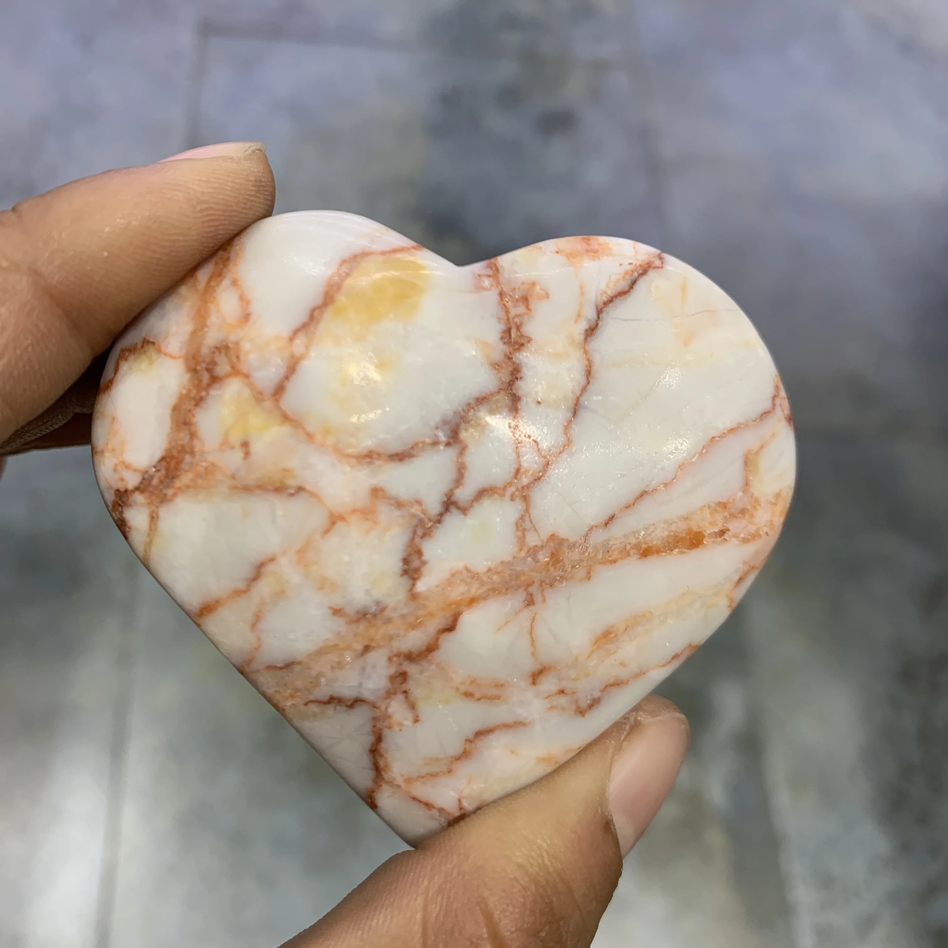 Natural Red Spider Web Stone Scolpito Puff Heart Pocket Stone Healing Palm Crystal