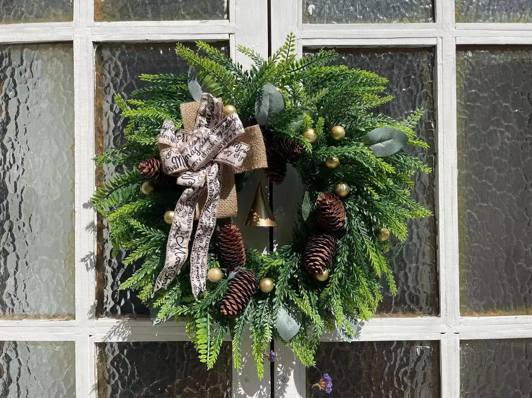 thumbnail image 1 of Corona de simulación de agujas de pino y piñas de Navidad, colgante navideño y adornos colgantes, decoración de puerta de casa, decoración de fiesta, 1 of 5