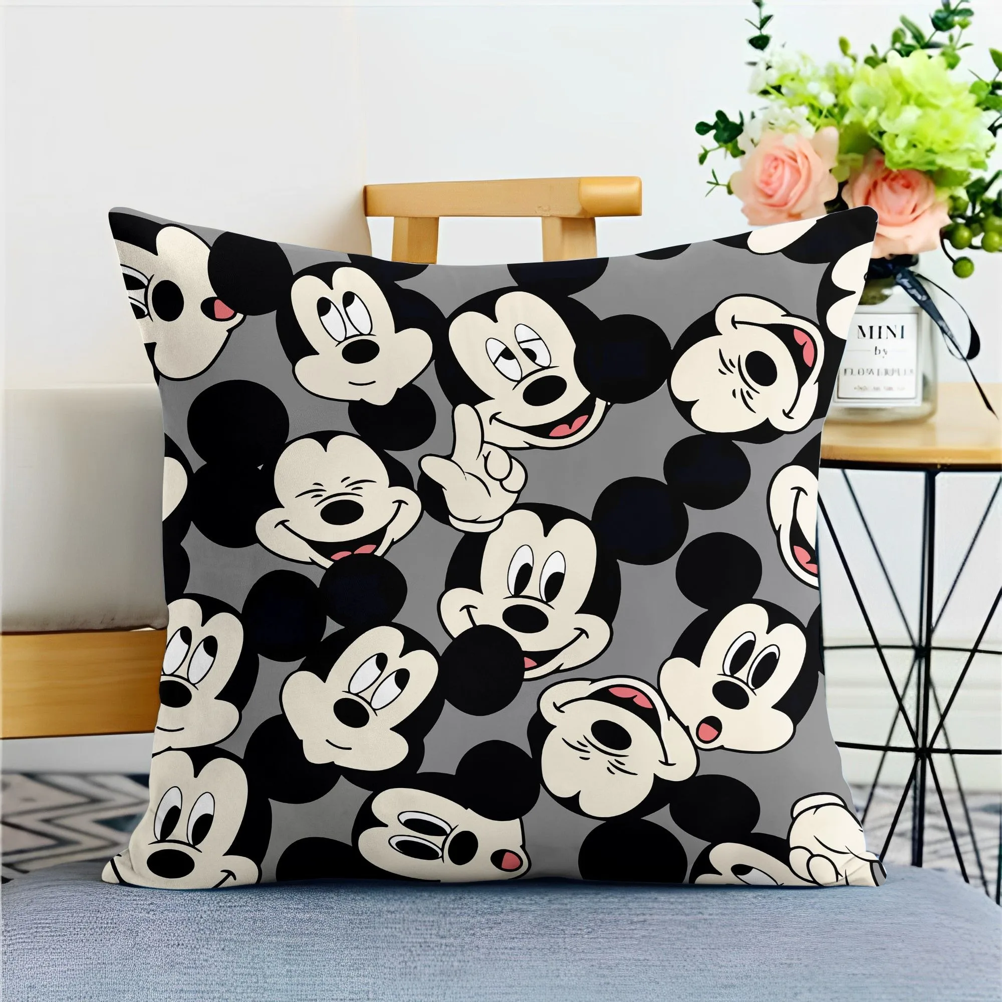 thumbnail image 1 of Funda de almohada de Mickey Mouse de Disney para sala de estar, sofá, oficina, funda de cojín súper suave, decoración para el hogar, dormitorio y habitación, regalo para niños, 1 of 5