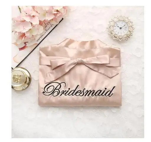 Damigella d'onore con abito champagne