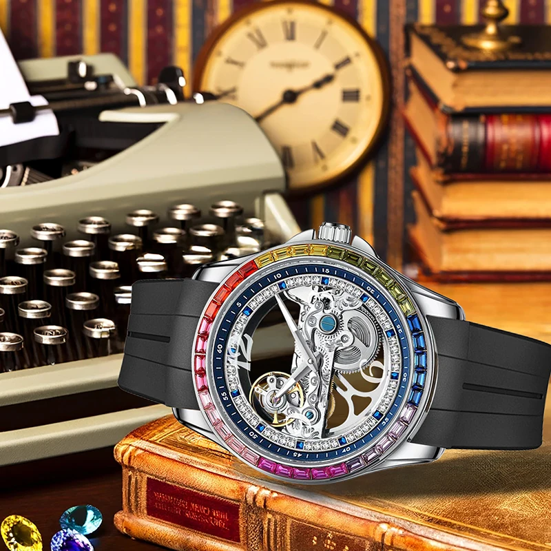A PACOSHOP24.COM Orologio automatico scheletrato tourbillon uomo con strass arcobaleno e cinturino nero riposa su un libro chiuso, circondato da eleganza vintage tra una vecchia macchina da scrivere, libri impilati e gemme colorate sullo sfondo.