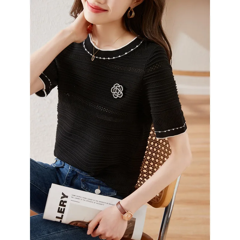 Рисунок 2 - Белая трикотажная рубашка с трехмерным узором