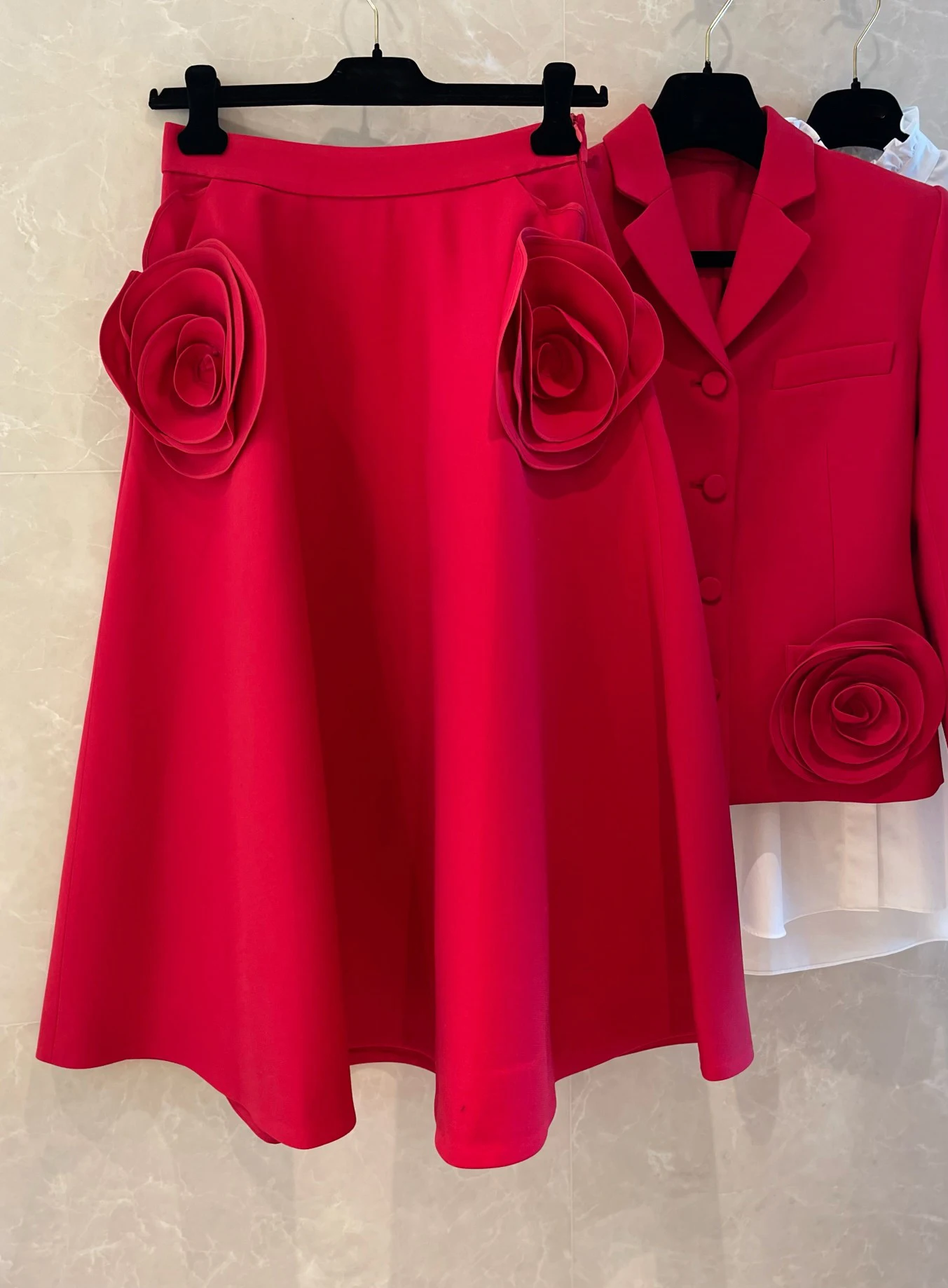 Рисунок 4 - Женский пиджак с юбкой до локтя