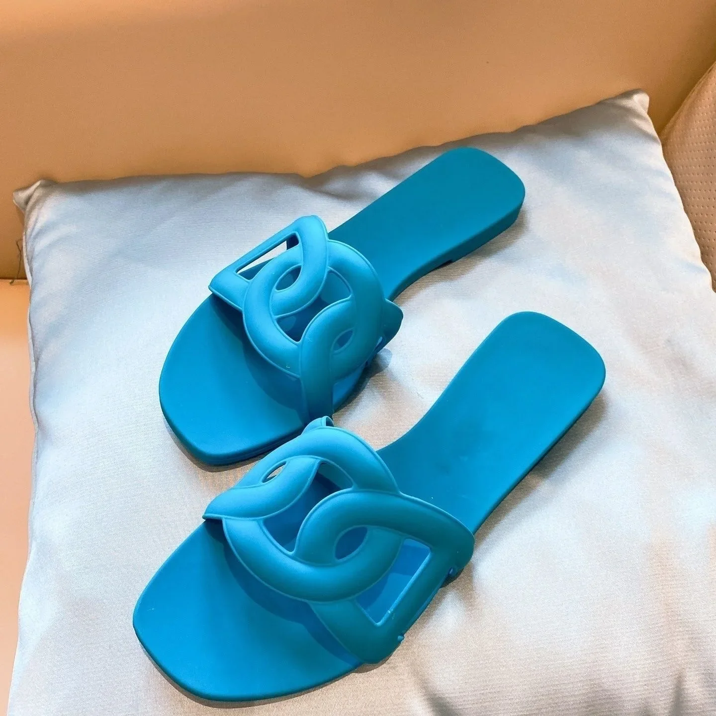 

Luxury Designer Network Red Pig Nose Slippers Women's Summer Wear H Flip-flops Flat Comfortable Slippers Everyday Women's Shoes