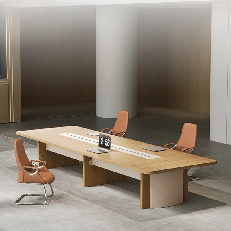 The conference table is simple and modern, and the reception and negotiation are carried out