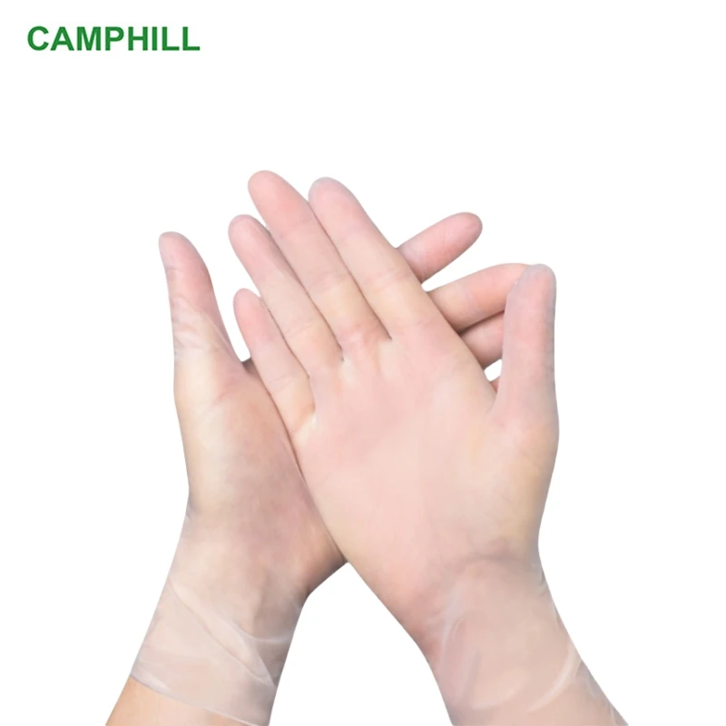 Détail des gants jetables PVC transparents, poignet et doigts en gros plan.