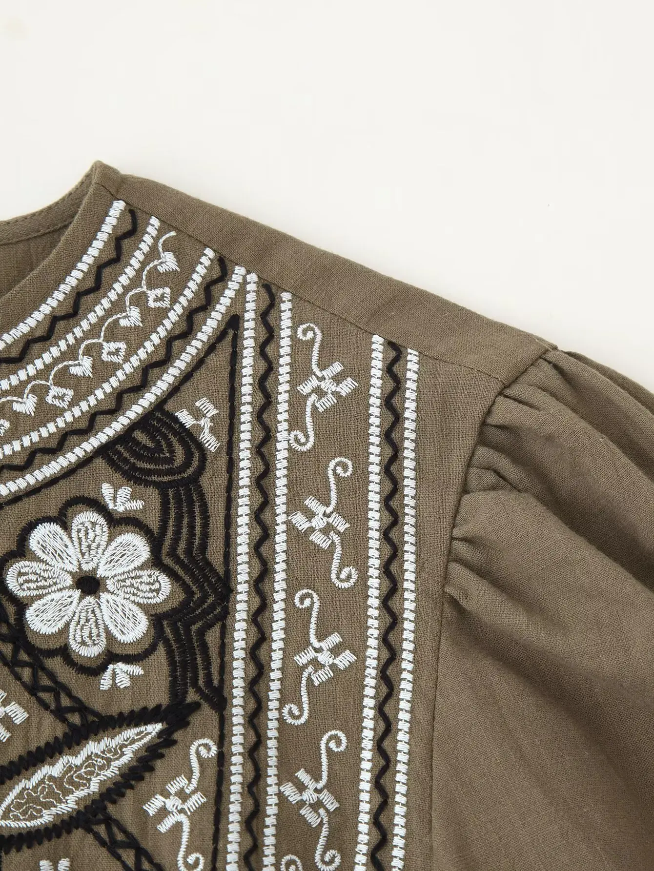 Women Spring Autumn Blouse Korean Version Embroidered Fashion Loose Retro Artistic Heavy Embroidery Temperament Long Sleeved Top