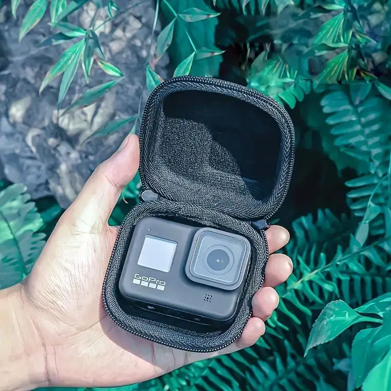 Étui de protection pour GoPro Hero 12 11 10 9 8 7 6, posé sur une table avec une GoPro à côté.