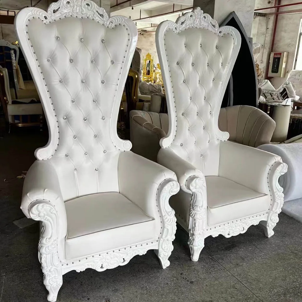 2pcs New style luxury wedding banquet event wooden white throne groom bride sofa chair 2pcs luxury princess prince king queen throne chair white and gold bride and groom chair swan shape wedding throne chair