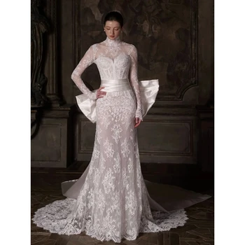 Abiti da sposa a sirena di lusso personalizzati con collo alto, pizzo floreale, fiocco grande e strascico a cappella, dallo stile elegante e raffinato