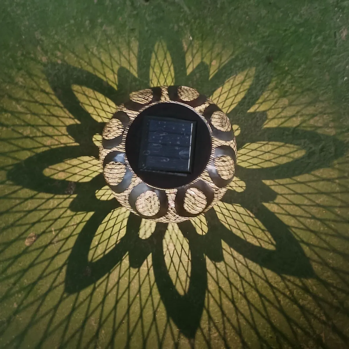 Iron Lotus Solar-Powered Waterproof Outdoor Decorative Lamp for Gardens and Courtyards