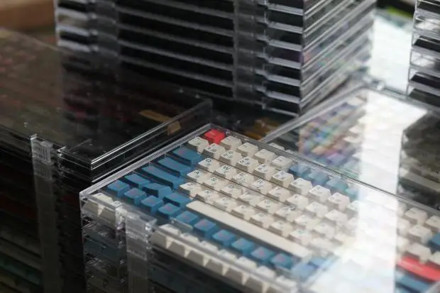 Keycaps organizando a bandeja de armazenamento do