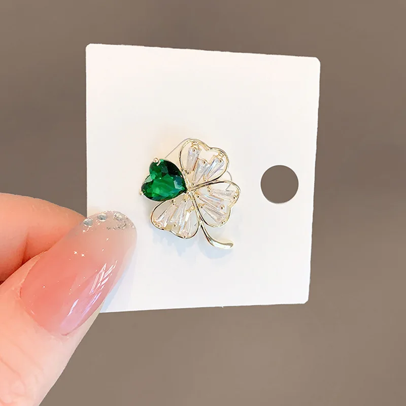 Elegant Green Clover Brooch - Refined Niche Design