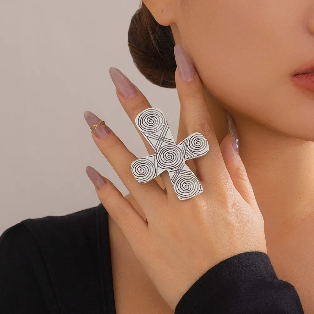 Temperament Metal Big Love Ring New Simplicity Women Ring Exaggerated Sweet Pattern Cross Ring