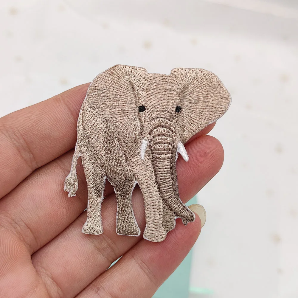 Toppa Ricamata Termoadesiva Con Delfini, Misura 9,5 X 8 Cm. Perfetta Per Personalizzare Vestiti, Jeans, Borse E Accessori. Facile Da Applicare Con Il Ferro Da Stiro O Da Cucire.