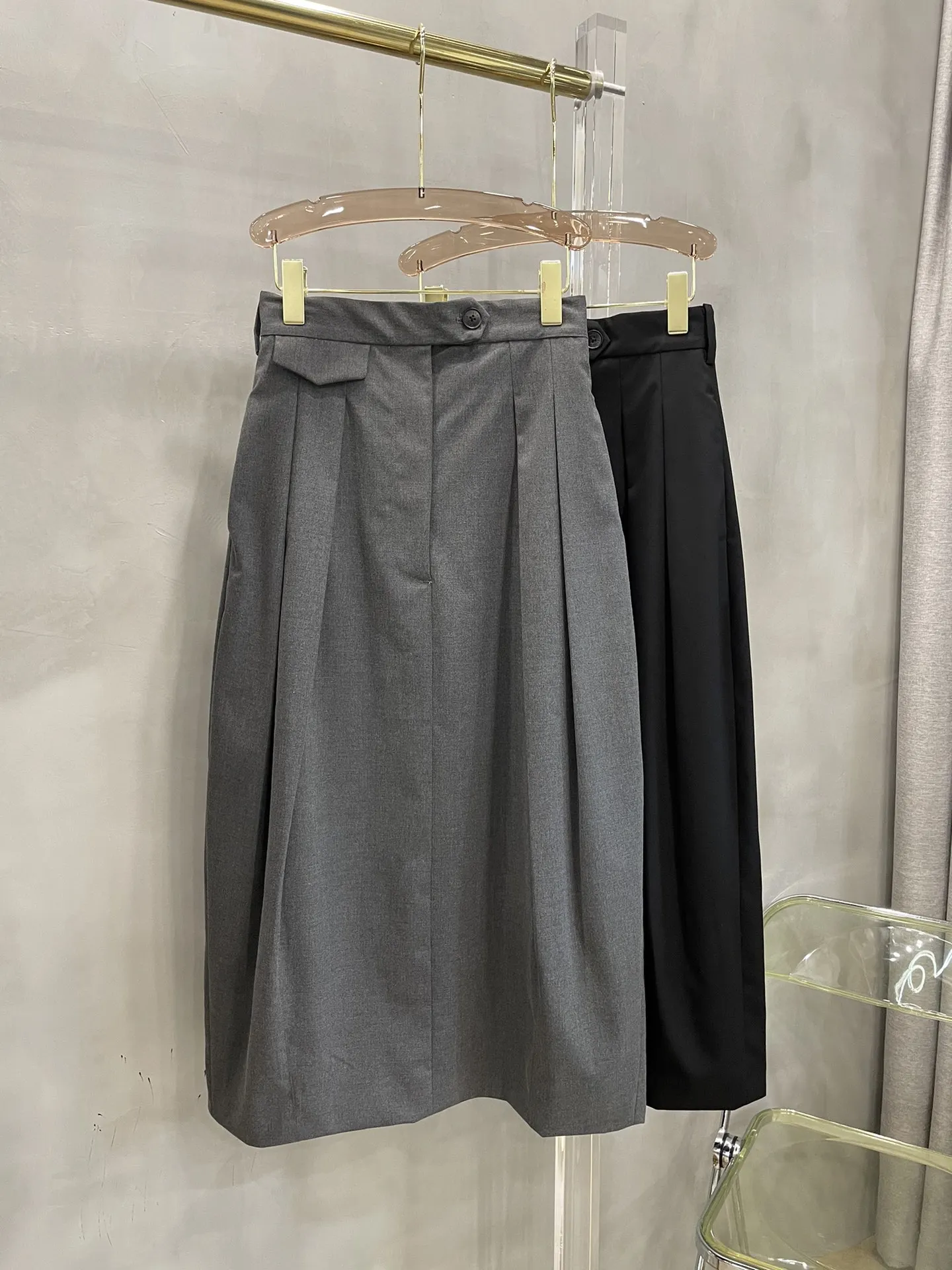 

2023 Pleated flower dress half skirt is simple but not simple from the call for high sense of clean and pure modern design