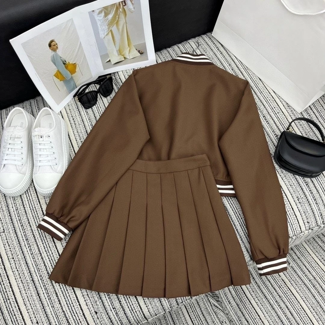 

2023 New Set Logo Embroidery Logo Short Baseball Uniform Coat Paired with High Waist Pleated Skirt Set