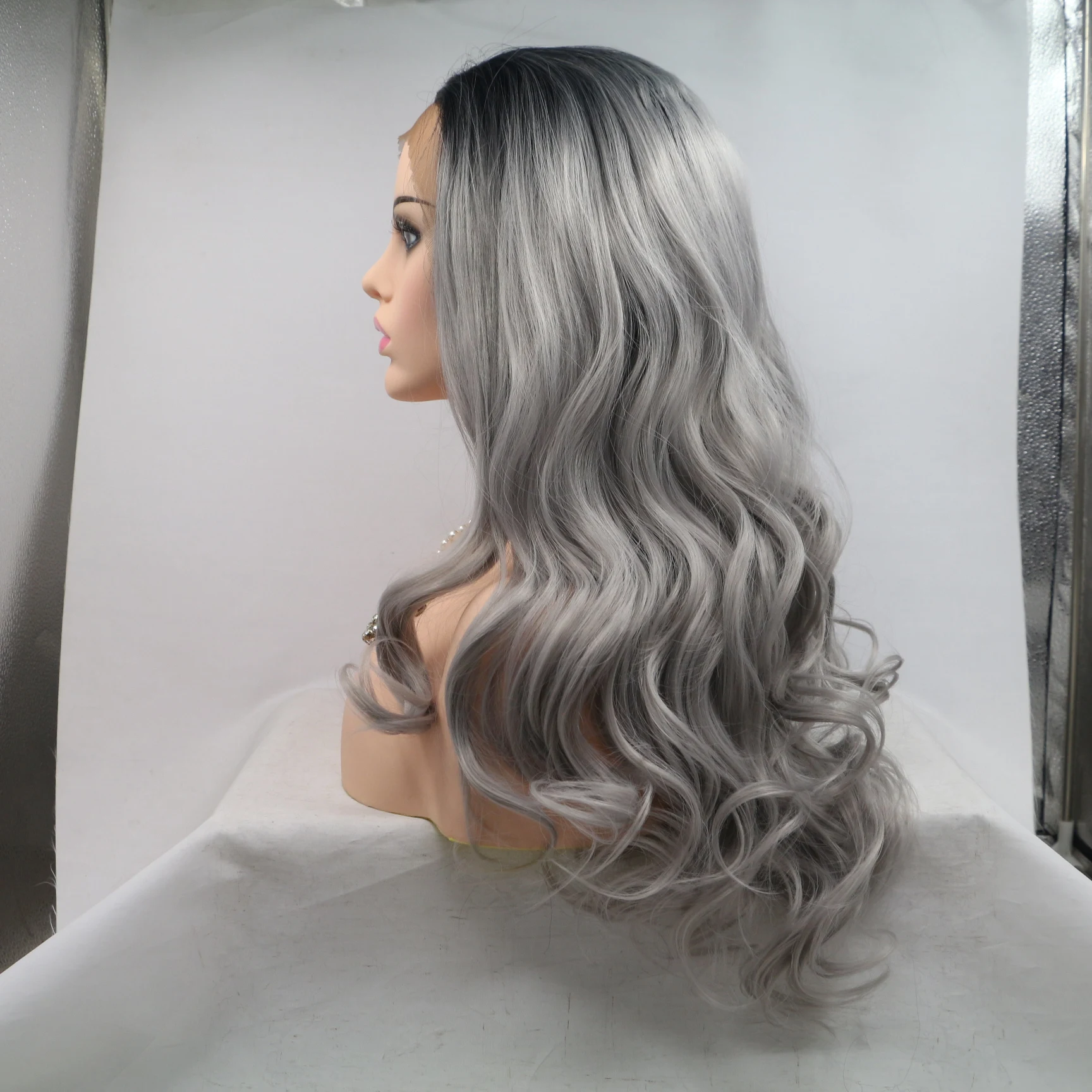 Рисунок 3 - Женский длинный парик серого цвета с эффектом омбре
