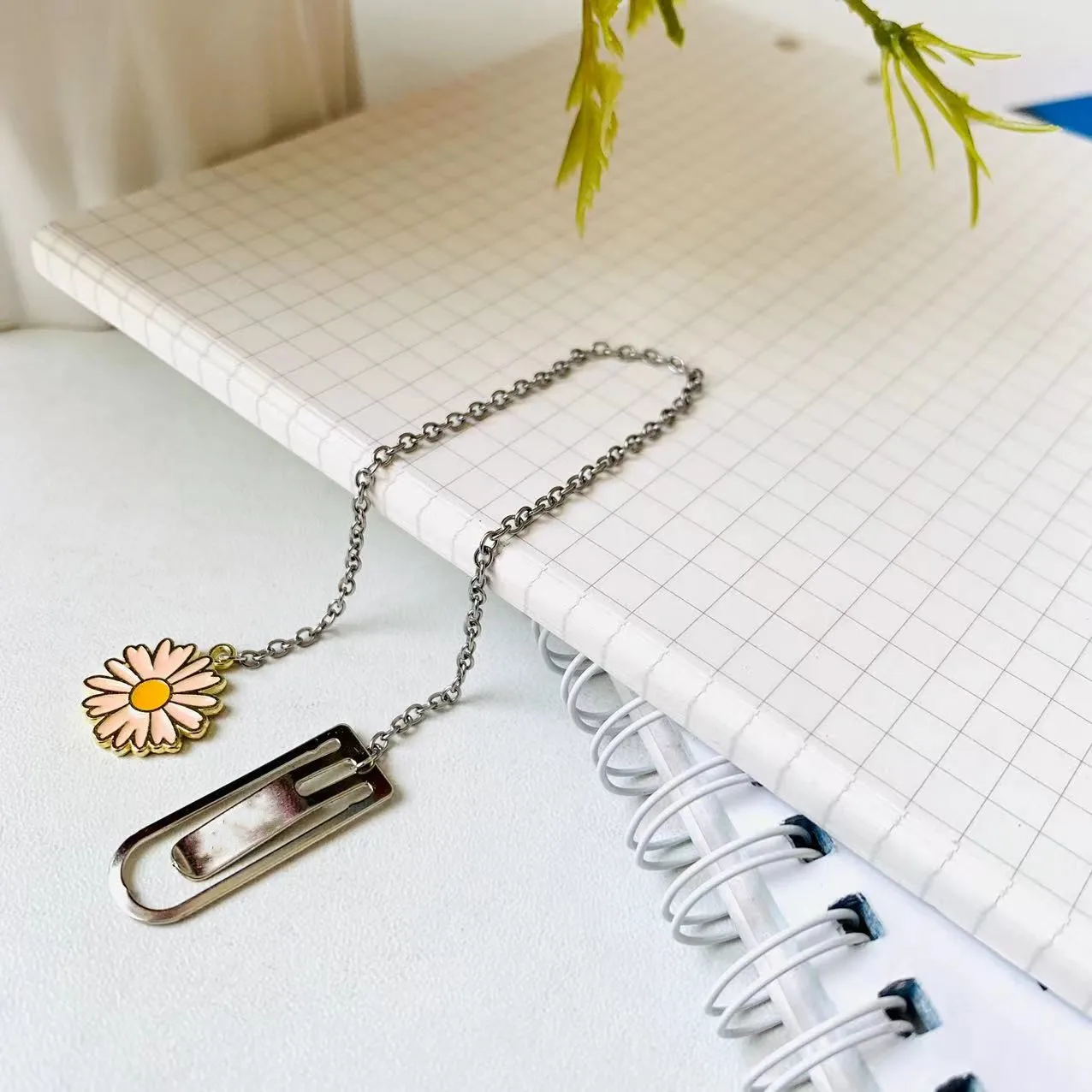 Chrysanthemum Marker Clip Metal Pagination Mark Cute Pendant Bookmarks School Office Supplies Creative metal bookmark,bookmarks stationery supplies