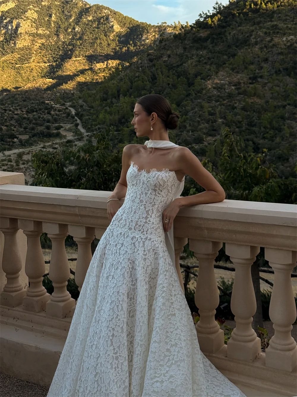 Tokyo Customized White A-Line Wedding Dresses Strapless Sleeveless Lace Flower Bridal Gowns Elegant Court Train Wedding Gowns