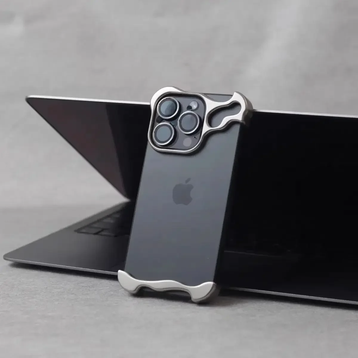Funda de teléfono parachoques de Metal Irregular para IPhone 13 14 15 Pro Max 15 Plus con protección de película de lente, cubierta desnuda de aleación de aluminio a prueba de golpes