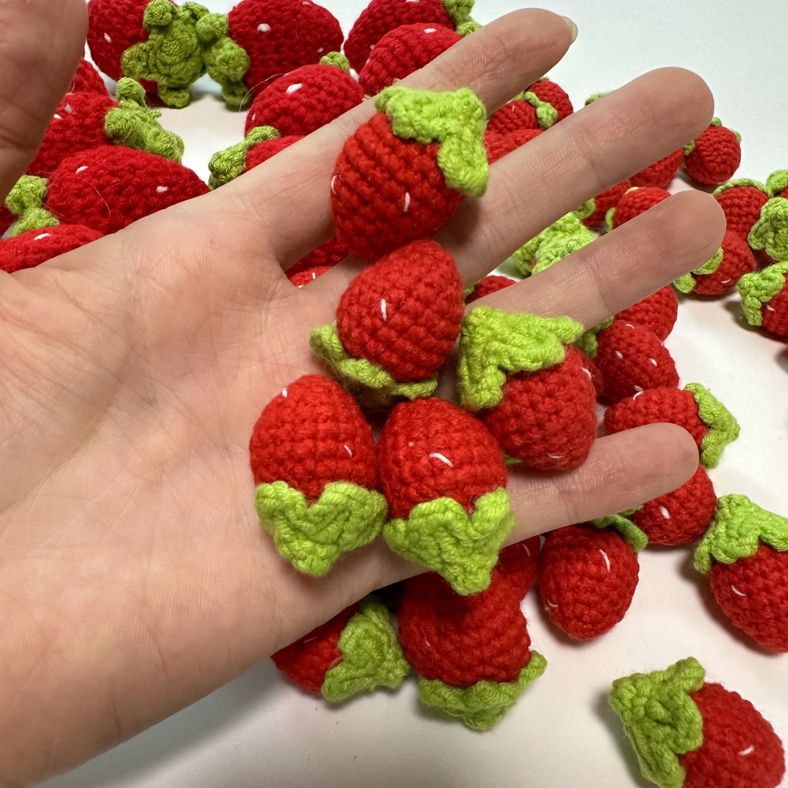 FRCOLOR 4 Set Portachiavi A Forma Di Fragola Ciondolo Per Borsa Portachiavi Con Frutta Con Perline Per Compleanno Con Fragole Mini Decorazioni Per 2 pezzi * 4