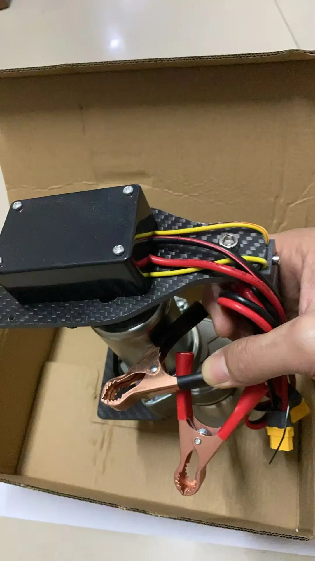 Démarreur électrique universel pour avion RC en action avec des étincelles