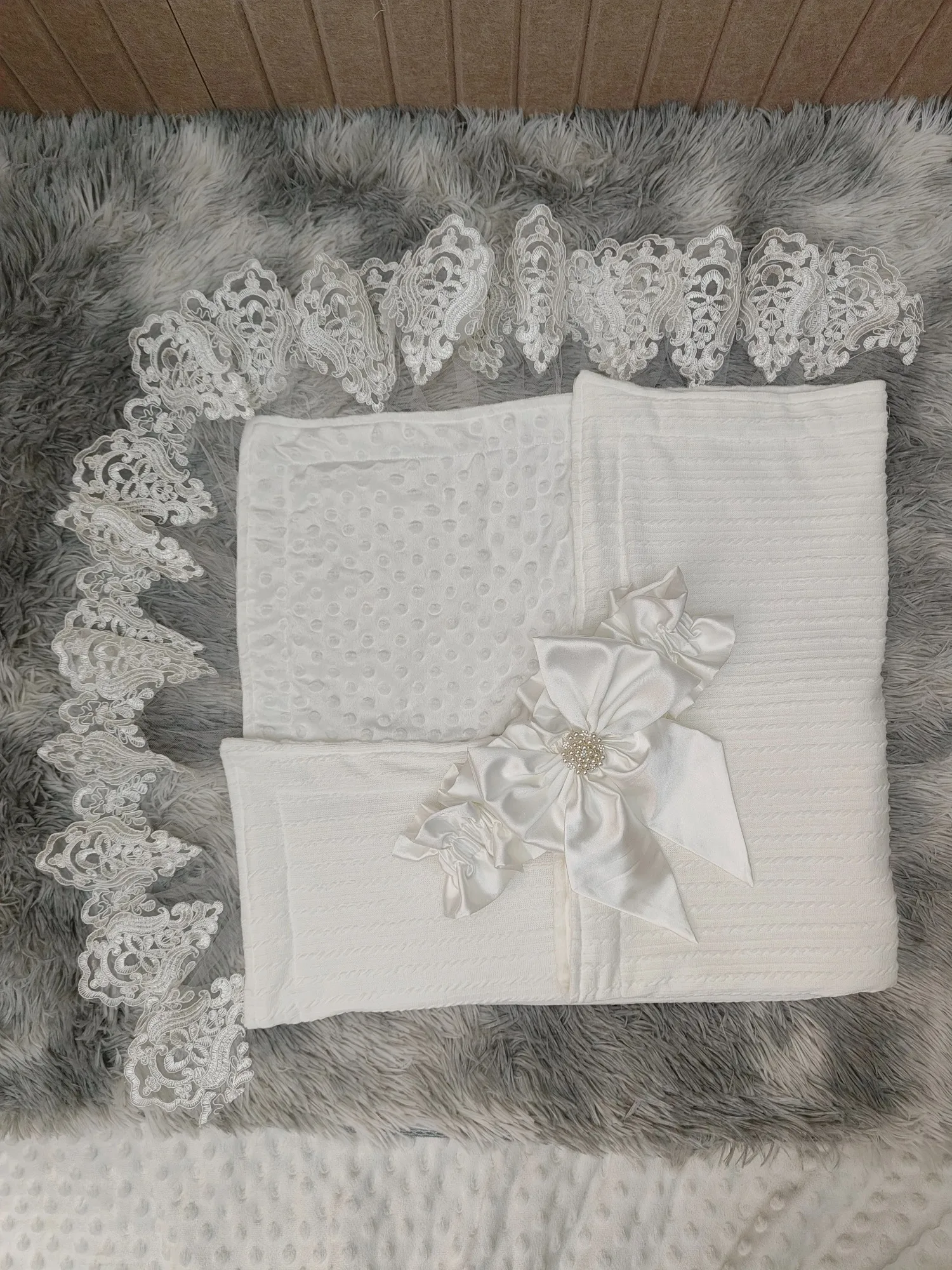  화이트 레이스 스와들 블랭킷 -  사진 촬영 및 세례를 위한 새틴 리본 진주 장식