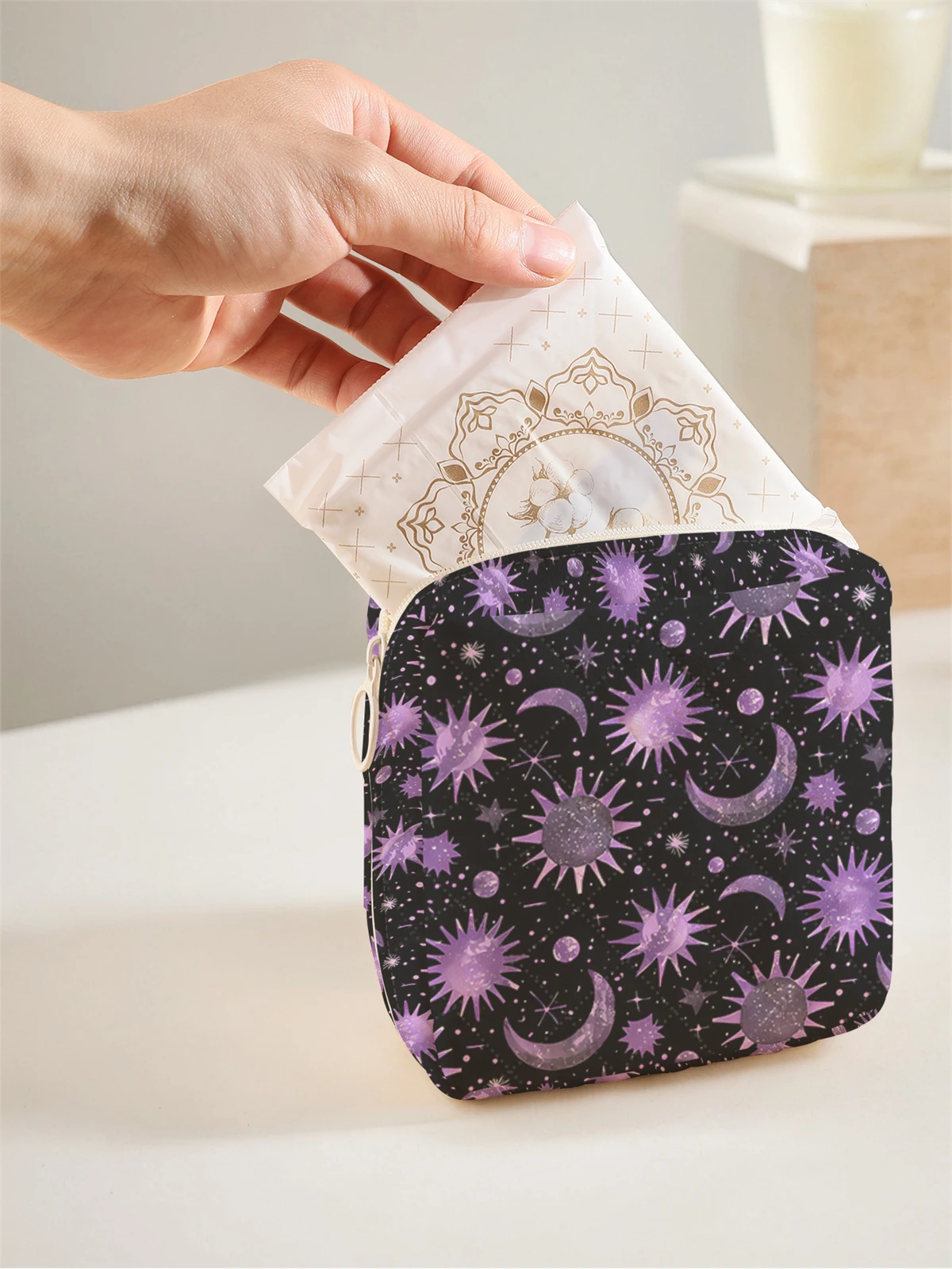 1 portable sanitary napkin storage bag, made of seaweed turtle pattern and diamond mesh material, lightweight women's tissue bag