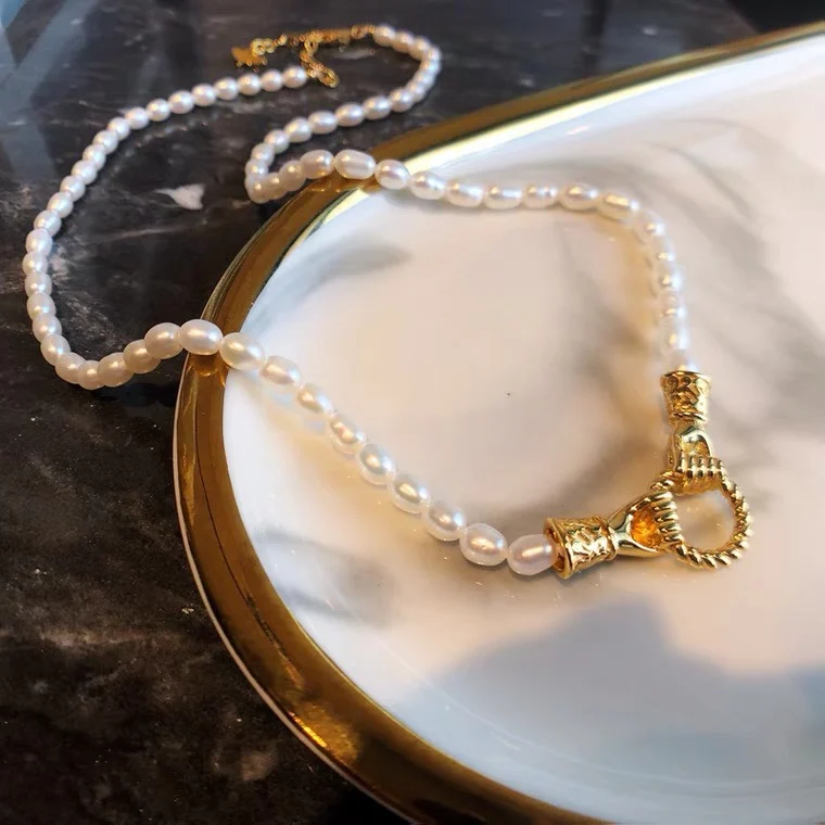 

Vintage Gold Hands Design Charm Pendant Necklace Women Natural Freshwater Pearl Choker