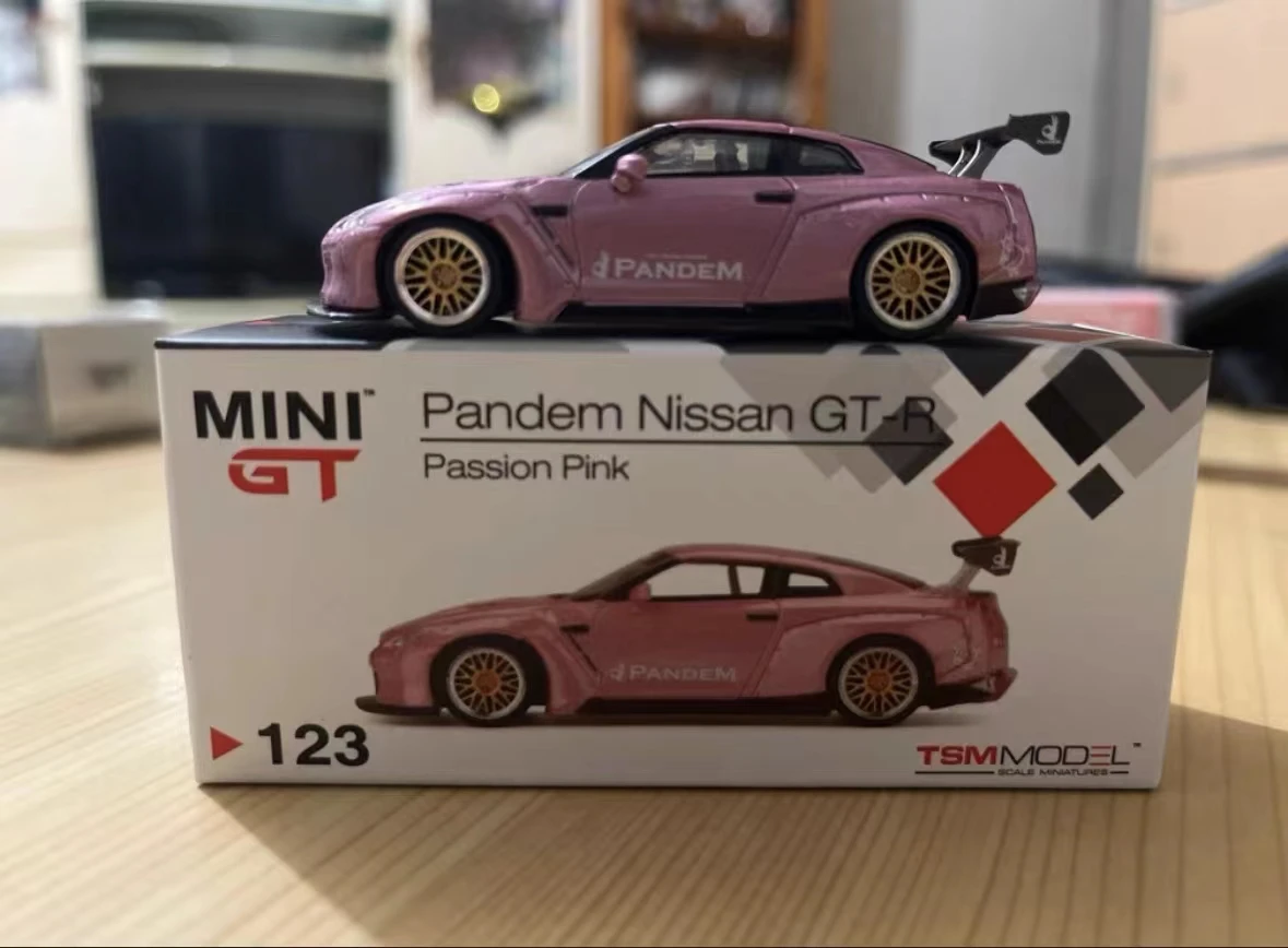 MINI GT 1:64 Pandem Nissan GT-R Passion Pink Model Car