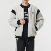 Adidas a recouvert la veste de survêtement décontractée et ample en laine d'agneau des deux côtés du modèle IX4214. 2