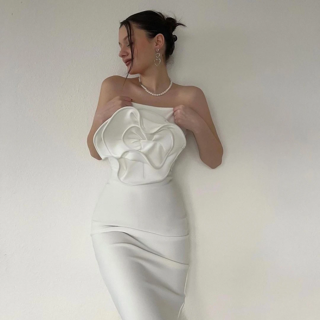 

Женское облегающее платье-миди с открытыми плечами и большими цветами