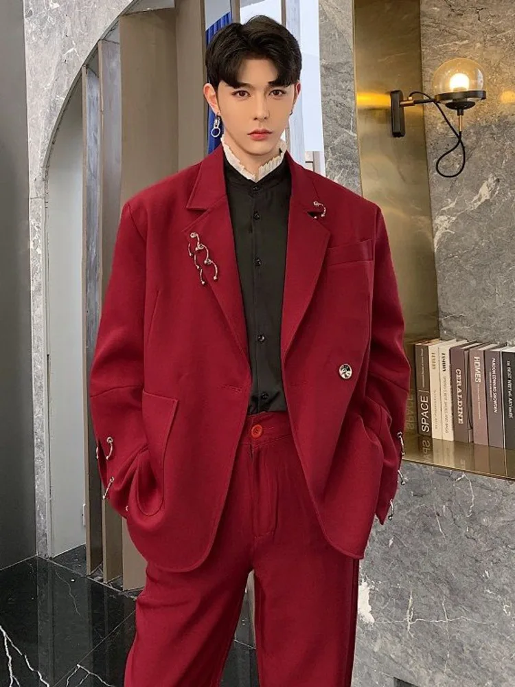 

Autumn Winter Personalized Design Iron Ring Decoration Wine Red Suit 2023 New Korean Fashion Solid Color Male Luxury 9A5225
