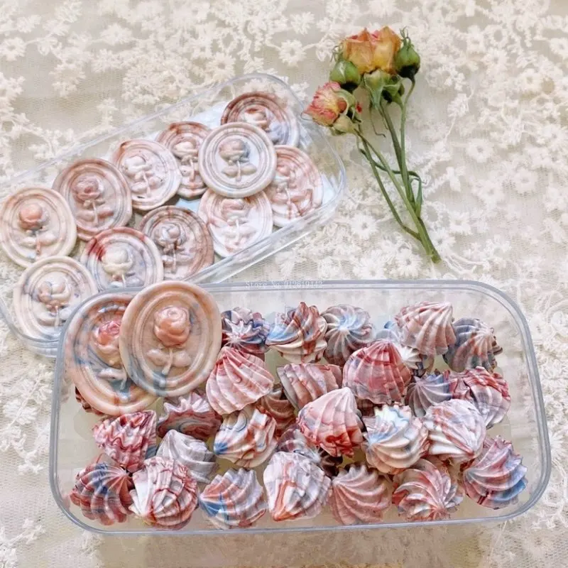 실링왁스 다양한 색상과 장식으로 수제 DIY 인사 카드를 만들어 보세요! 25가지 다양한 색상의 파이어 페인트 왁스 입자와 500g의 팔각형 씰 잉크 패드를 제공합니다. 9 래커 씰 왁스 과립 DIY 인사말 카드 봉투 결혼식 초대장 씰링 재료, 어린이 수제 수제 원장