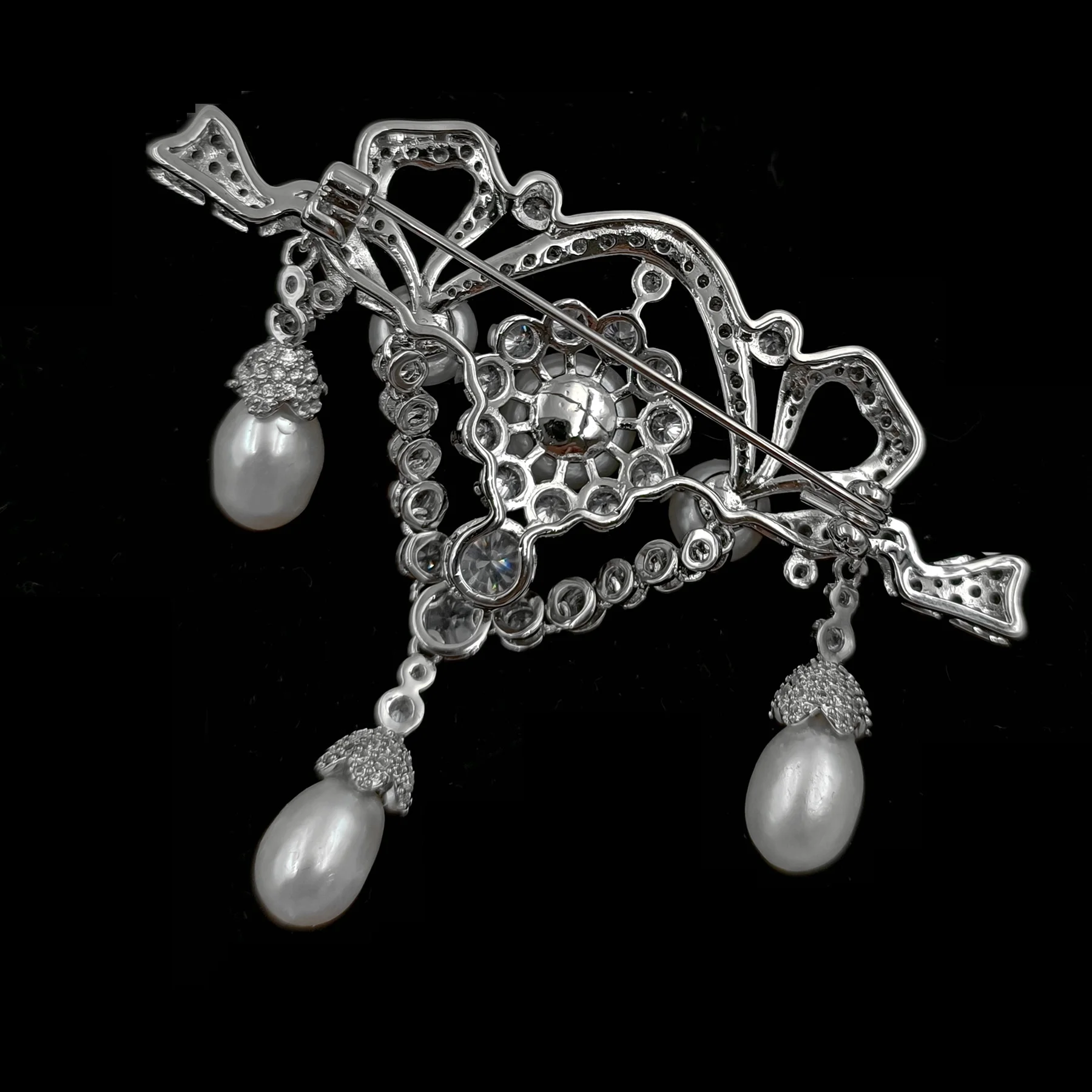 Magnificent Vintage Clear White Ribbon Trio Imitated Pearl Drop Brooch Pin Edwardian Jewelry for Wedding Bridal Bridesmaid Guest