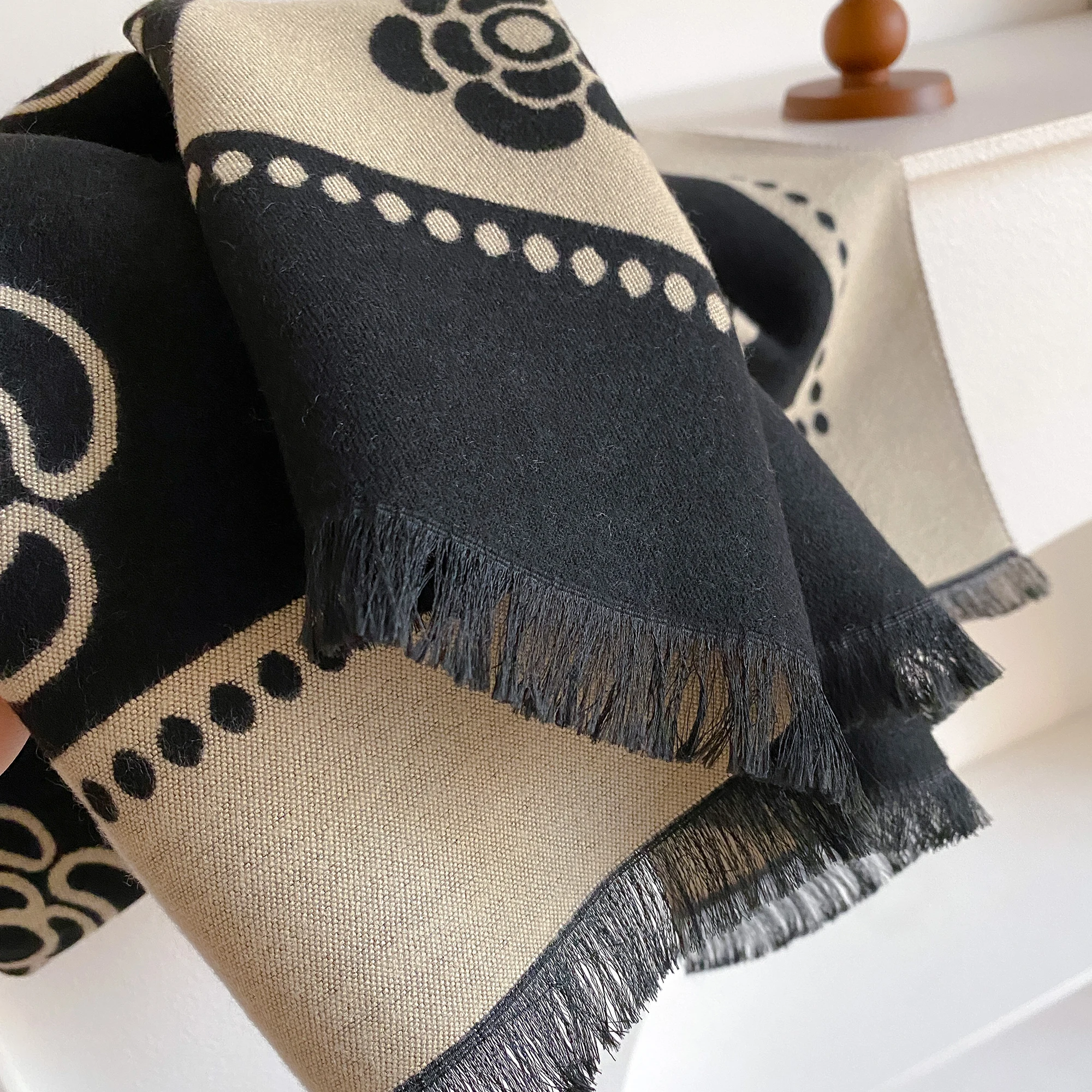 New Luxury Autumn winter New Camellia Imitation Cashmere Scarf Women Fashion Versatile Lady Girls Warm Cape Neck Ladies Scarves