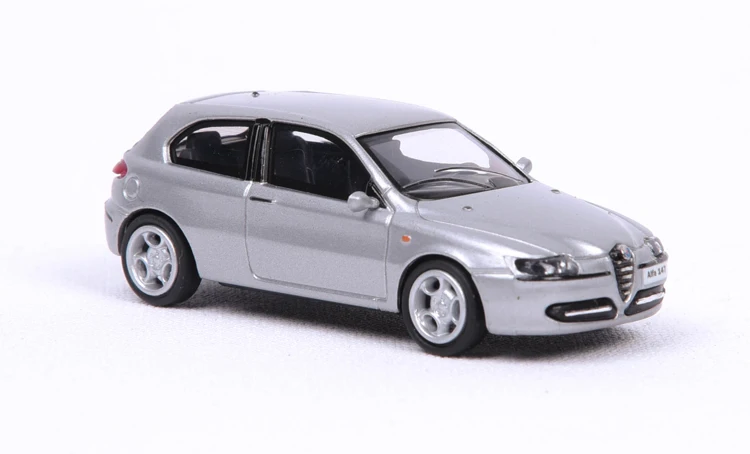 アルファロメオ クラシックカー ミニチュア 樹脂1:87スケール2001アルファロメオ147クラシックカーレプリカ