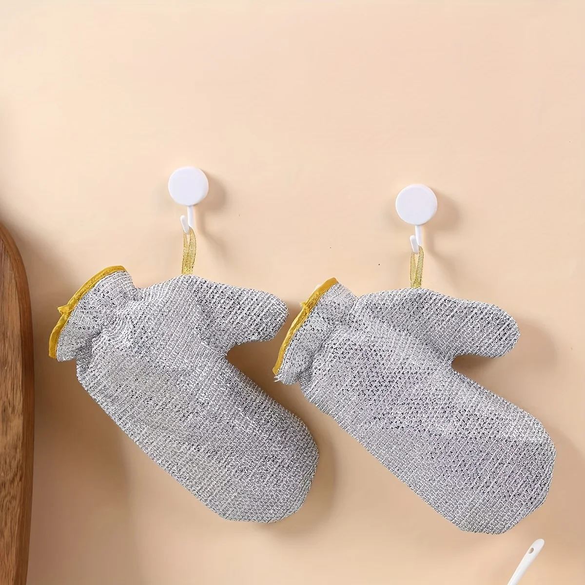 High-Quality Steel Wire Dishwashing Gloves,Made with Built-In PVC Material,Are Non-Slip,And Suitable for Cleaning in The Kitchen