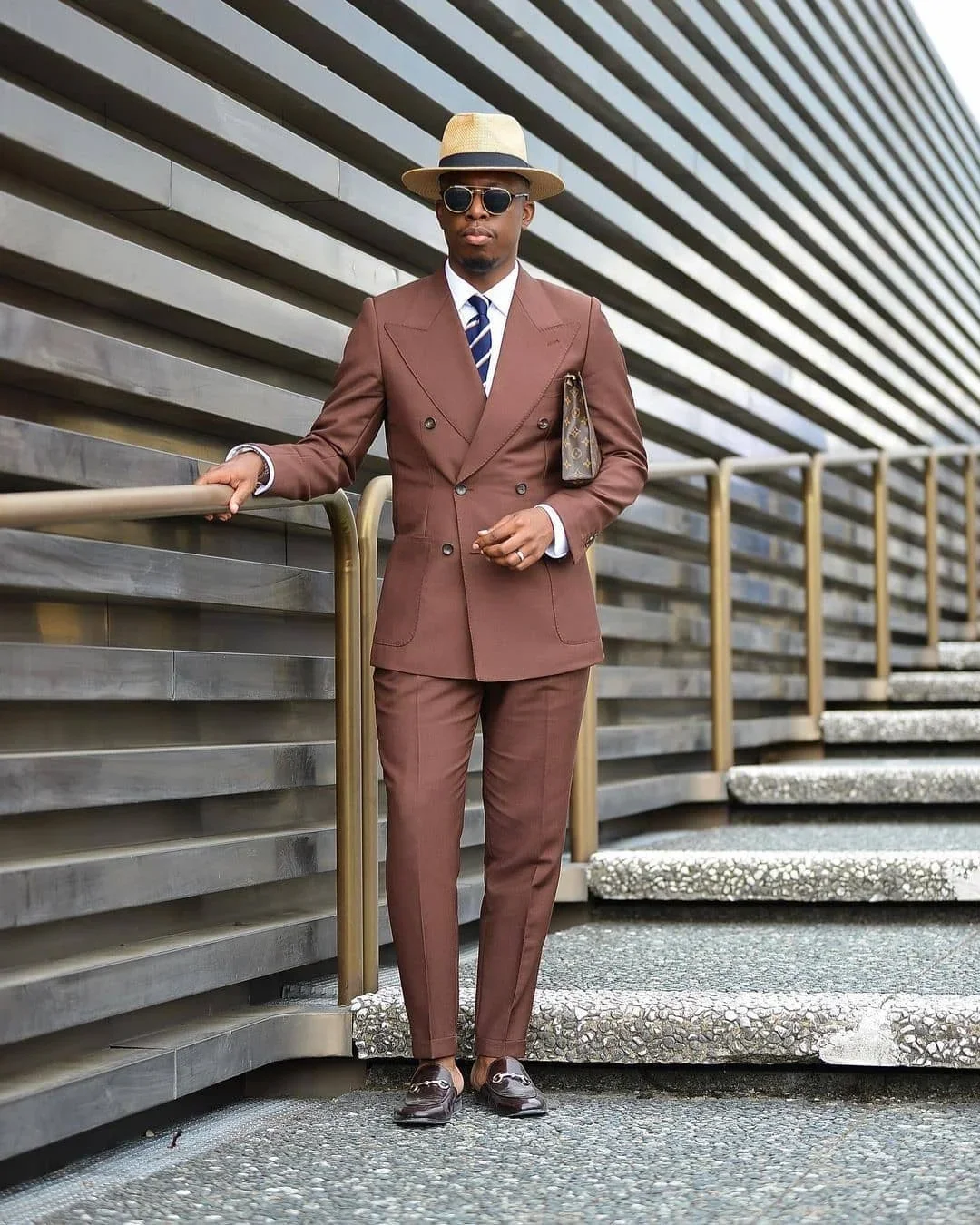 

Модный коричневый уличный мужской костюм, двубортный приталенный Блейзер с пиковым отворотом, повседневный высококачественный индивидуальный костюм из 2 предметов для мужчин