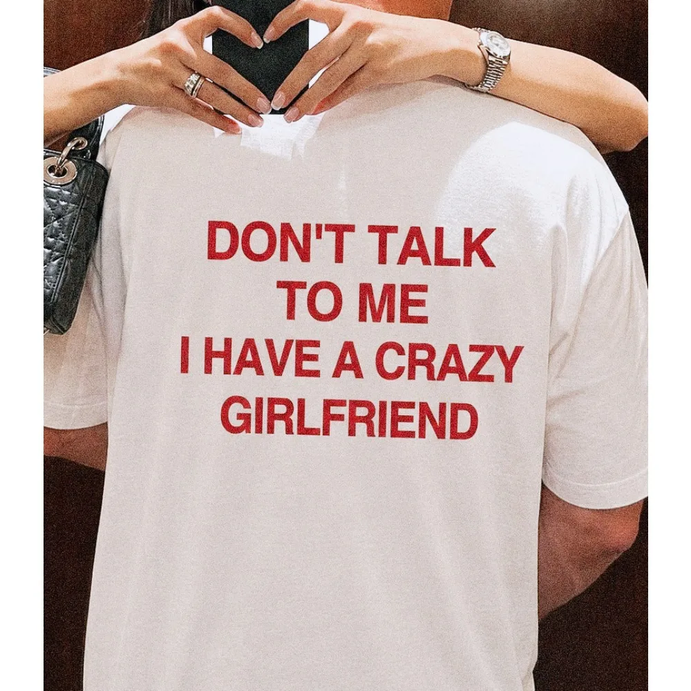 Lustiges Crazy Girlfriend Slogan T-Shirt mit rotem Rückendruck für Herren, humorvoller Text, kurzärmelig, reine Baumwolle, lockeres, lässiges Streetwear-Oberteil