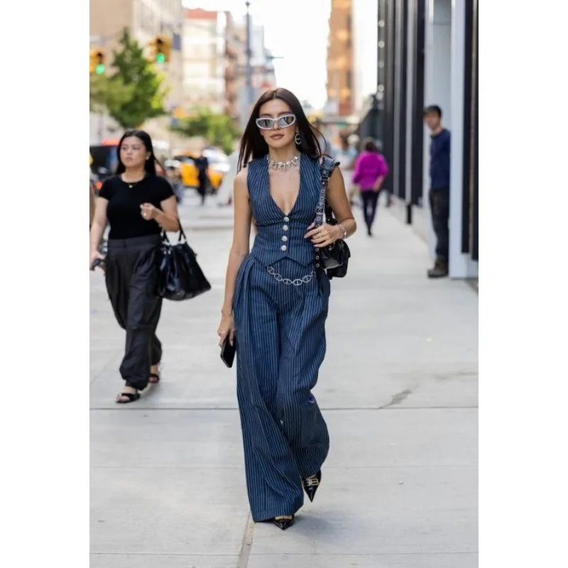 Женский костюм, жилет в полоску