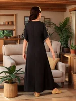 Jupe longue brodée traditionnelle noire pour fille : décoration à motif doré, design élégant à col en V 2