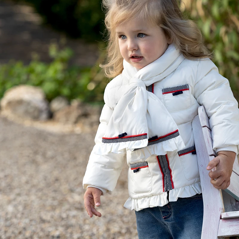 

Детский драпированный пуховик с шарфом, на 90% белом утином пуху