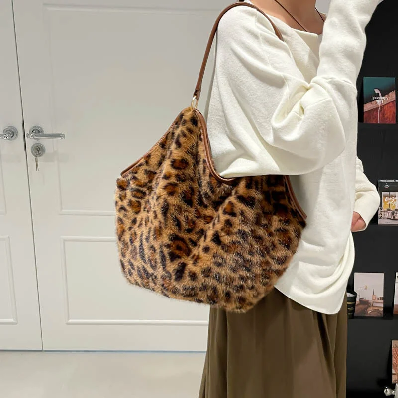 Retro Simple Plush Leopard Print Tote Bag Large Capacity Commuter Handbag Underarm Bag for Daily Use