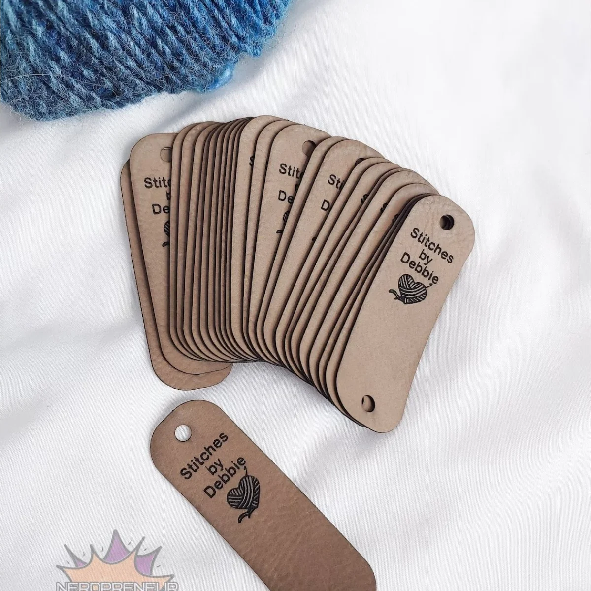 

Логотип на заказ Chicago винтовые складные бирки, 2,75 X, 85 дюймов, искусственная кожа вегана, уютные бирки, бирки для вязания или вязания крючком-ваш дизайн