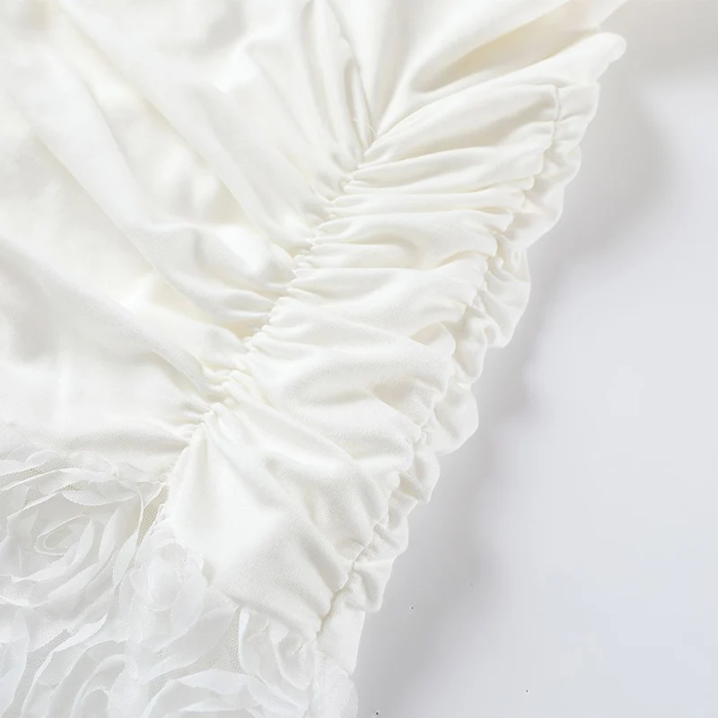 Vestido largo blanco sexy con cuello halter, espalda descubierta, plisado, con flores 3D y escote halter, ideal para fiestas de verano 2025 en la playa.
