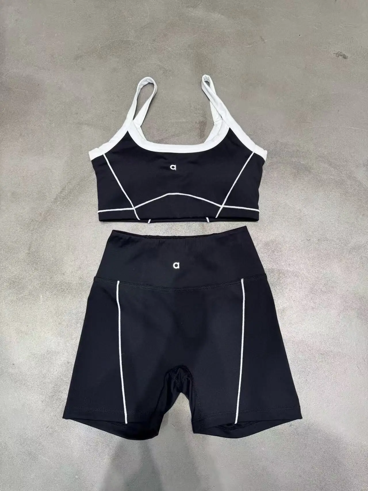 Summer new nude women's set with chest pads, outerwear, shoulder straps, contrasting color bras, shorts and yoga wear